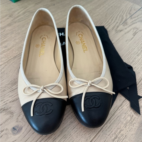 Authentic Chanel Lambskin Ballet Flats Beige and Black - Picture 2 of 10